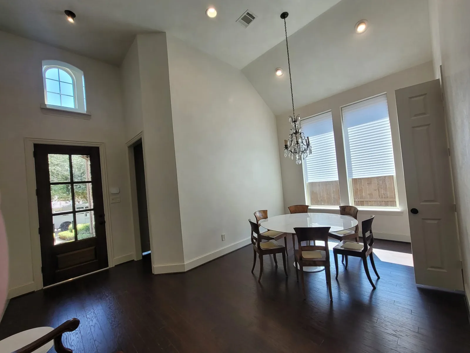 Should You Paint Your Ceiling the Same Color as the Walls?