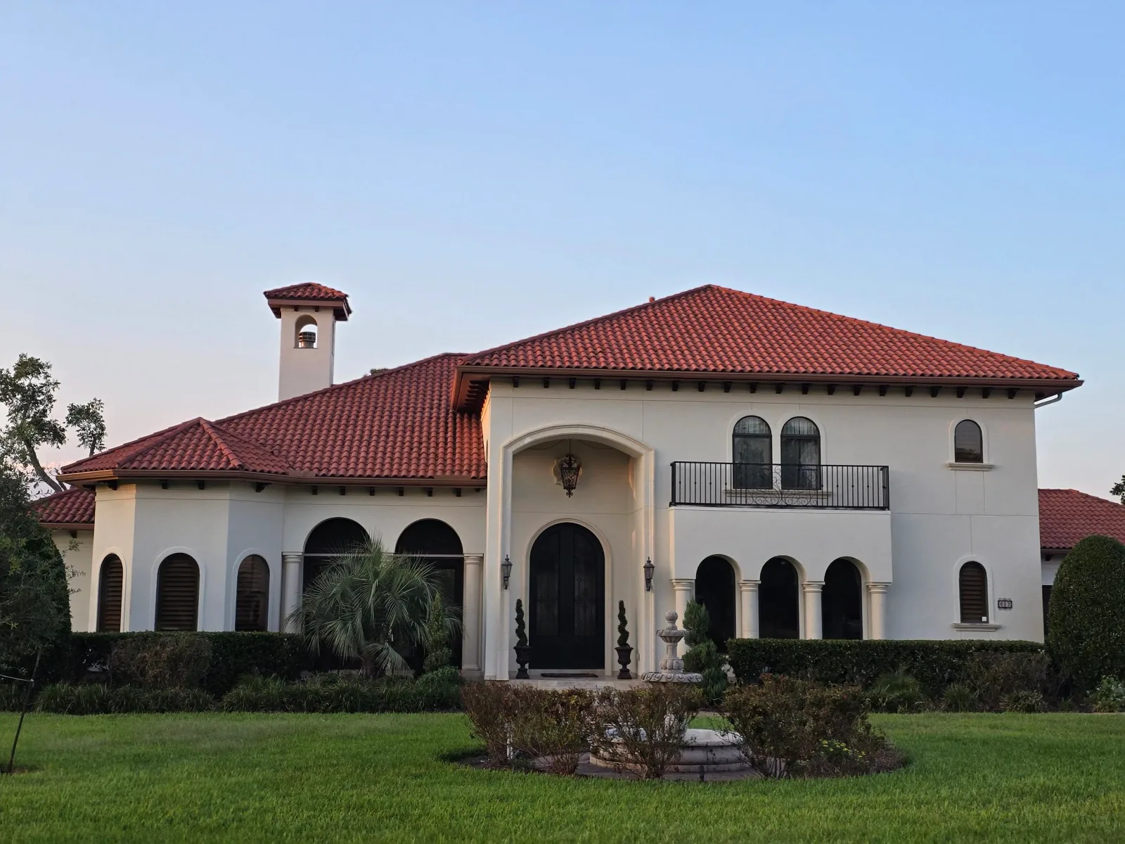 Freshly painted stucco house exterior in Sugar Land, Texas by professional exterior painters.