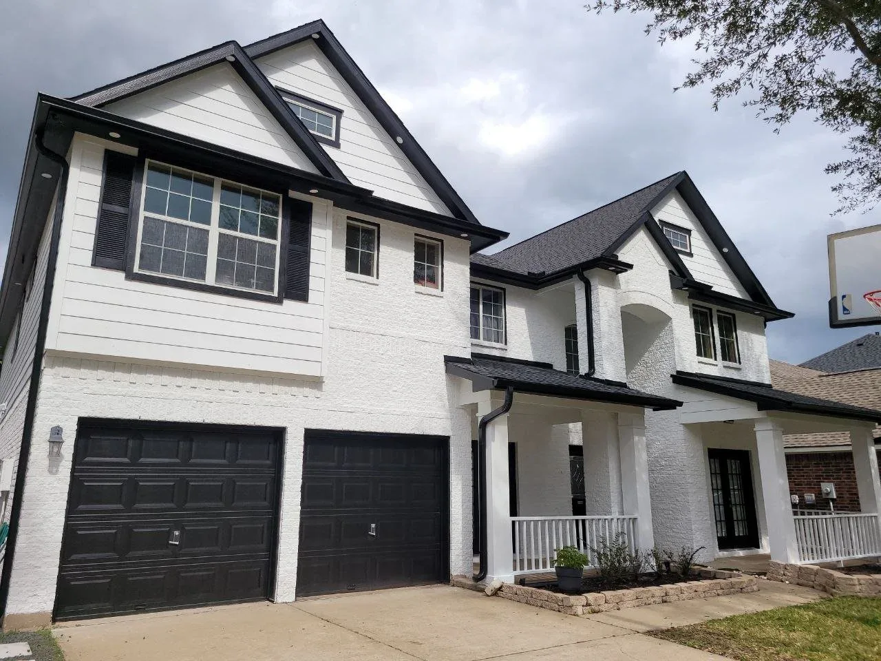 White brick exterior with black accents in Missouri City, TX